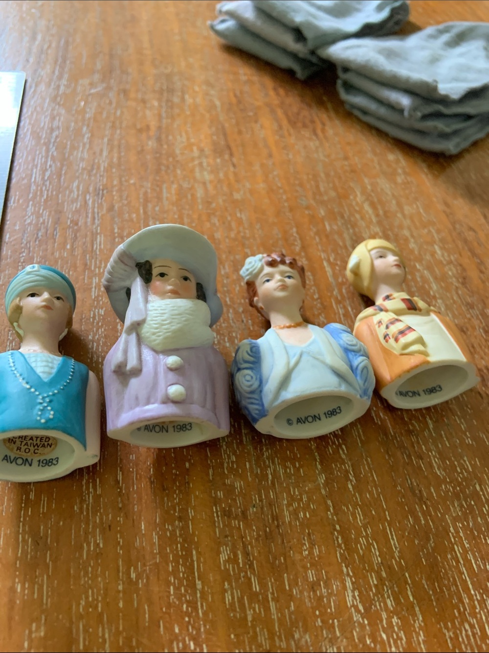 1980s Avon Set of 8 Pastel Porcelain Thimbles - Picture 15 of 16